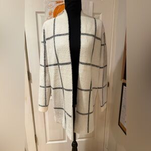 NWT Cyrus White and Black Plaid Sweater Size Medium